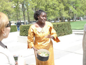 Dinah Chienjo explains how solar cookers work at the United Nations in New York