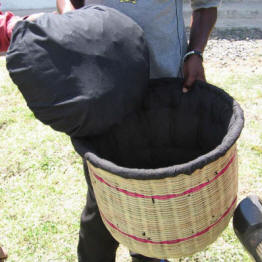 Well-insulated hay baskets maintain cooking temperatures long after pots have been removed from a heat source